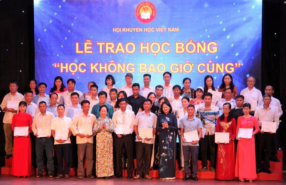 Trao học bổng "Học không bao giờ cùng" cho 144 cá nhân tiêu biểu