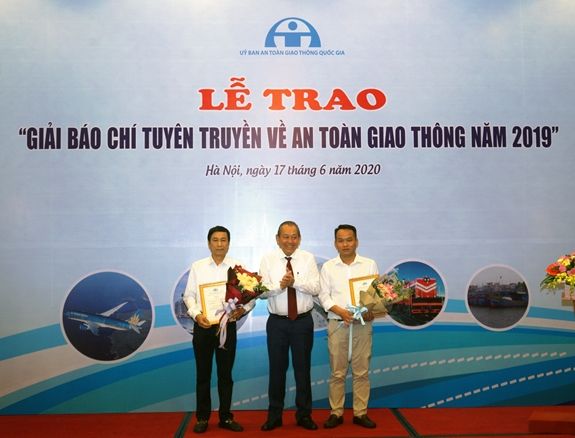 Trao giải thưởng báo chí tuyên truyền về an toàn giao thông