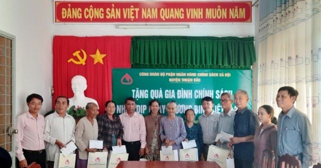 NHCSXH huyện Thuận Bắc (Ninh Thuận): Thăm hỏi, tặng quà gia đình chính sách xã Bắc Phong