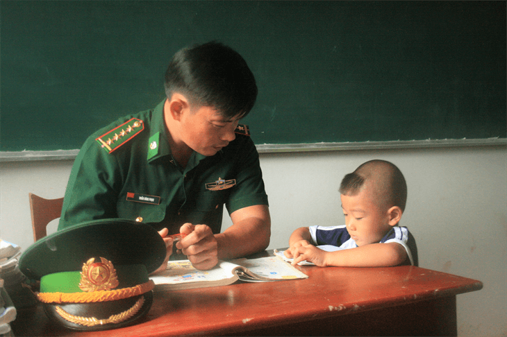 Người lính quân hàm xanh “gieo chữ” trên đảo Hòn Chuối