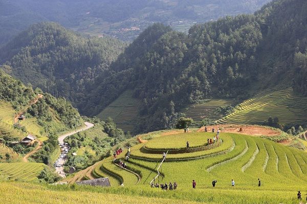 Phát huy bản sắc văn hóa gắn với xây dựng con người Yên Bái "thân thiện, nhân ái, đoàn kết, sáng tạo, hội nhập". 