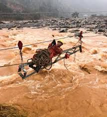 "Canh lũ" giữ an toàn điện cho dân