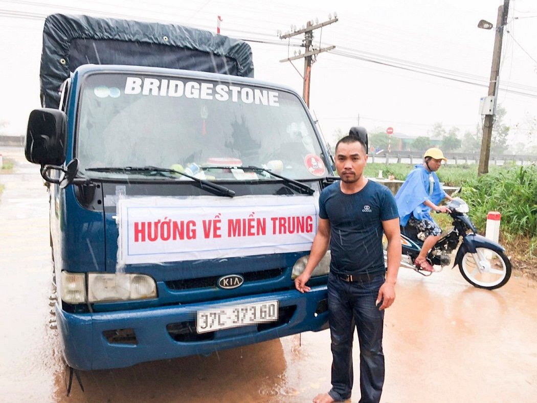 Lòng nhân ái lan toả trong bão, lũ