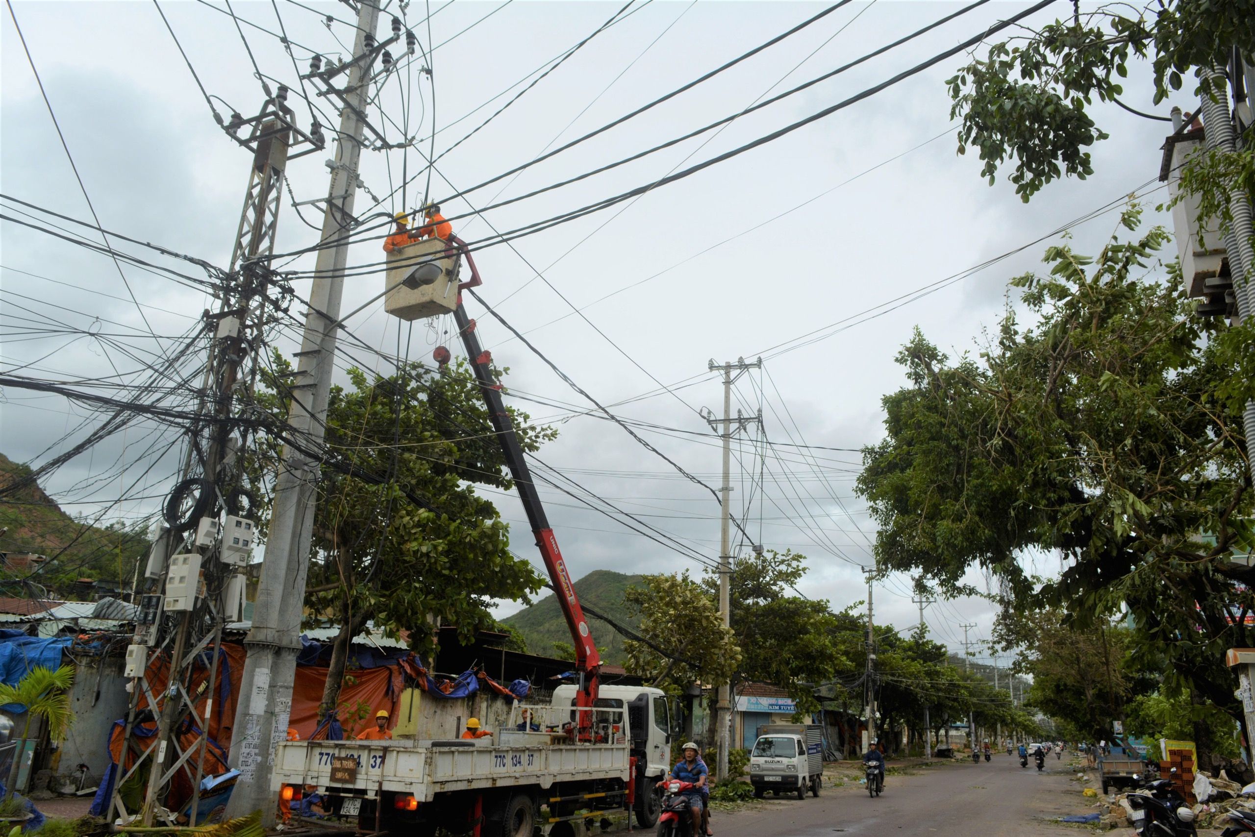 Bão số 9 làm mất điện trên diện rộng