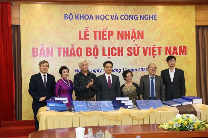 Bộ Khoa học và Công nghệ tiếp nhận bản thảo bộ Quốc sử