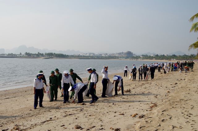 Quảng Ninh: Hơn 300 người tham gia chiến dịch làm sạch bờ biển Tuần Châu