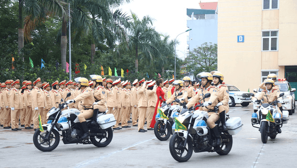 Cảnh sát giao thông ra quân tuần tra, trấn áp tội phạm