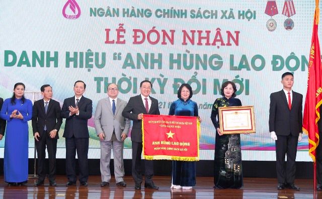 Ngân hàng chính sách xã hội đón nhận danh hiệu Anh hùng Lao động thời kỳ đổi mới