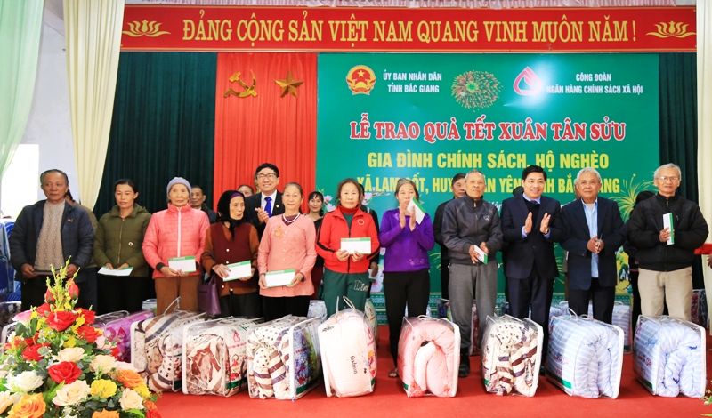 Những món quà Tết mang tâm tình của người cán bộ áo hồng