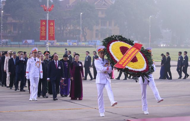 Lãnh đạo Đảng, Nhà nước vào lăng viếng Chủ tịch Hồ Chí Minh, tưởng niệm các anh hùng liệt sĩ