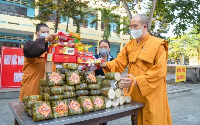 Chùa Ba Vàng trao quà tết cho chốt kiểm soát dịch và khu cách ly