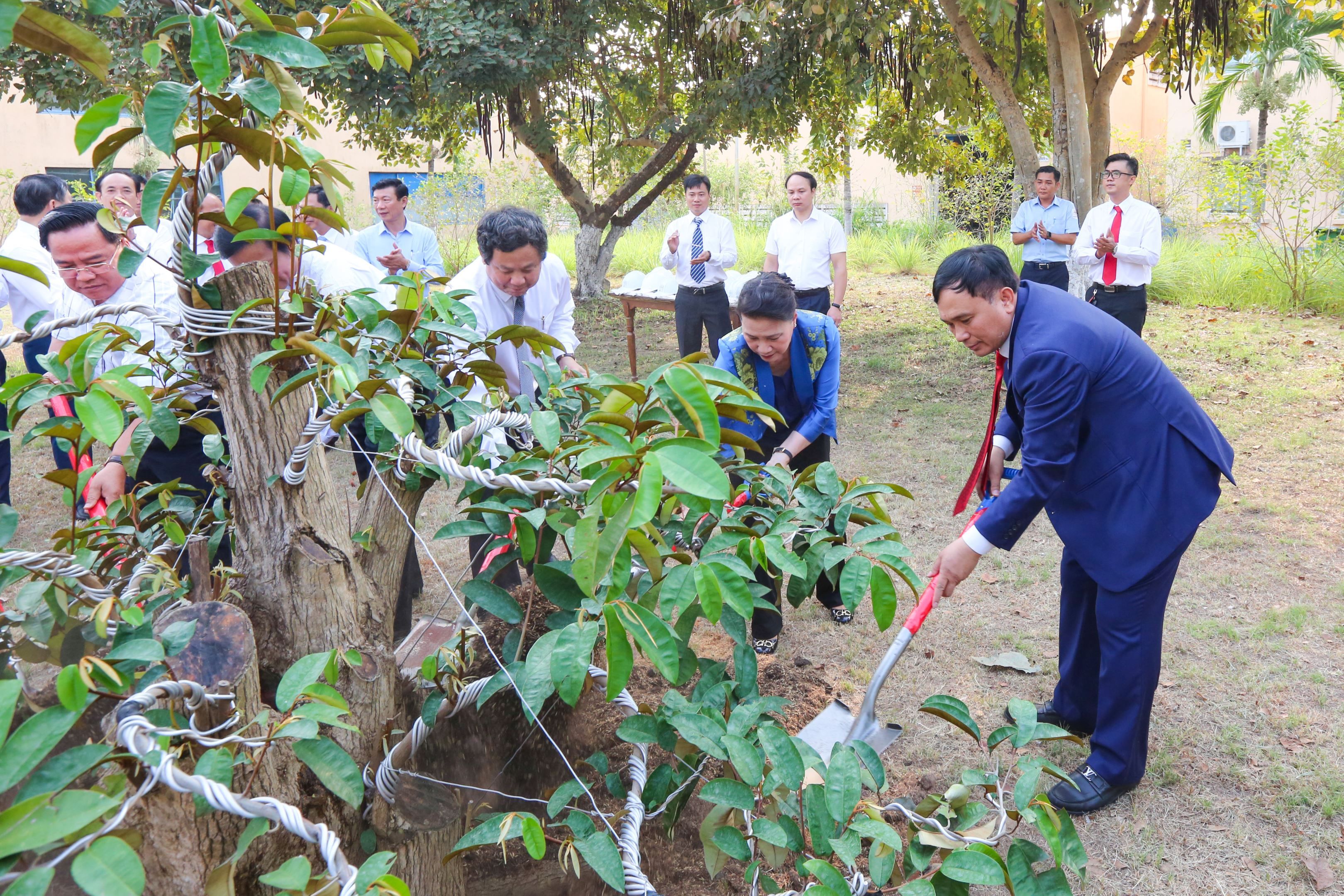 Chủ tịch Quốc hội Nguyễn Thị Kim Ngân đến thăm và tặng quà Tổng công ty Phát điện 2