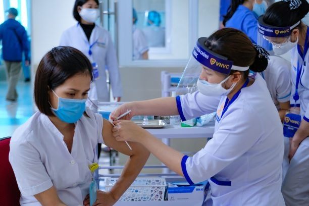 Vaccine phòng COVID-19 và câu chuyện “ý Đảng lòng dân”