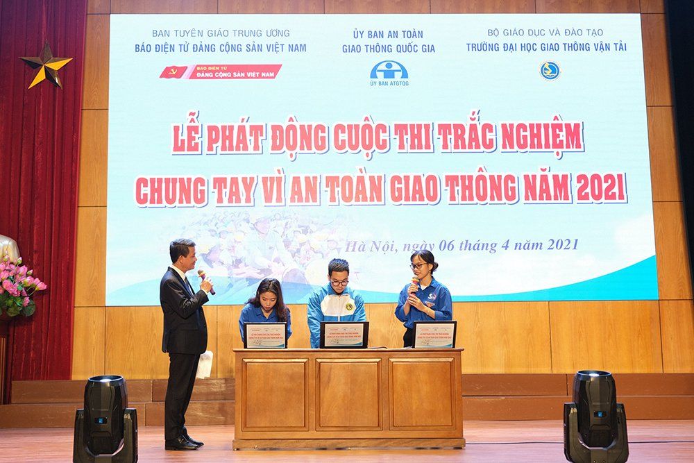 Bạn Bùi Thị Thu Trang giành giải Nhất tuần 1 Cuộc thi trắc nghiệm "Chung tay vì an toàn giao thông" 