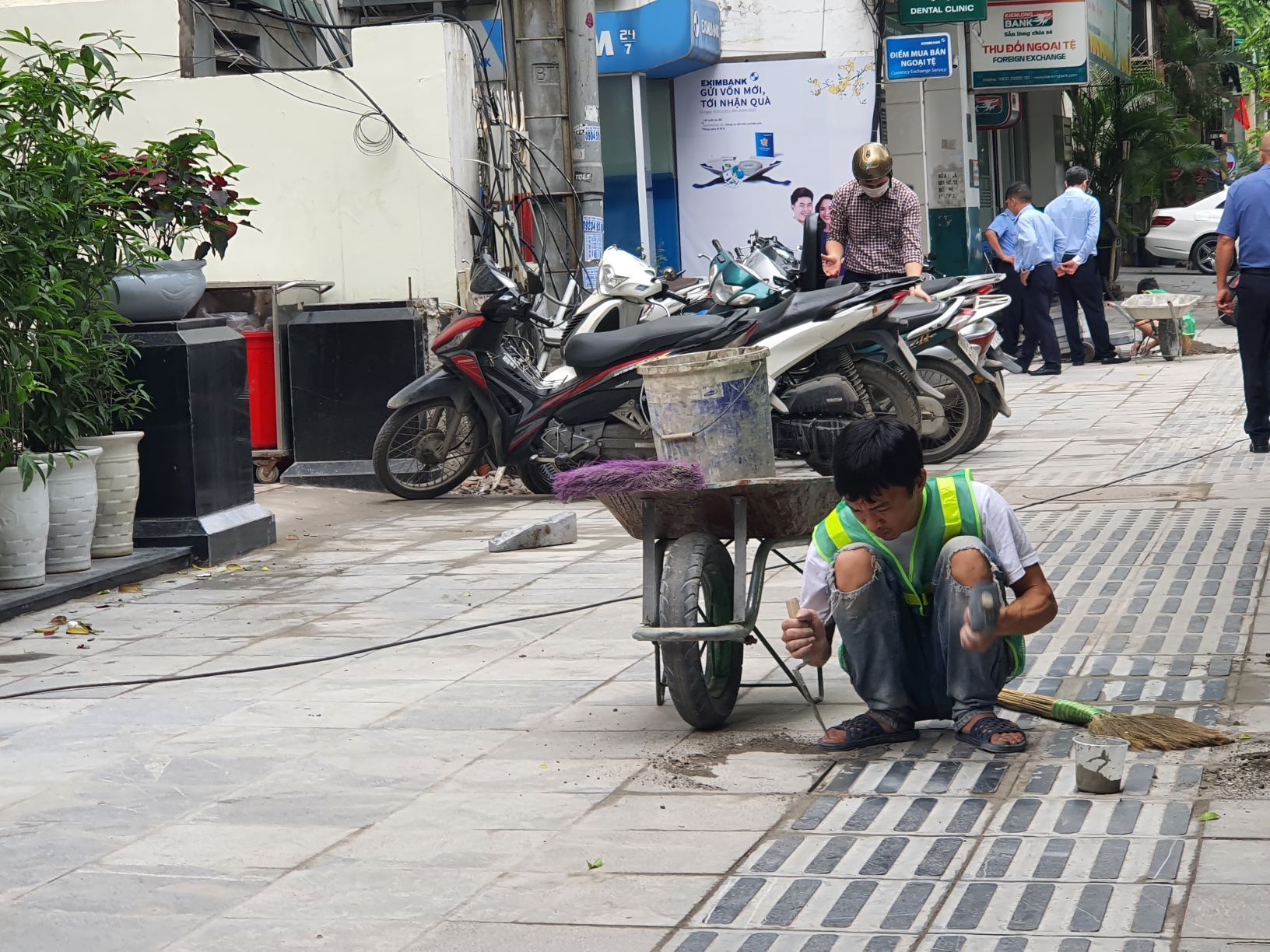 "Kinh tế vỉa hè" 