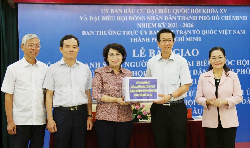 TP Hồ Chí Minh: Bàn giao hồ sơ và danh sách những người đủ tiêu chuẩn ứng cử ĐBQH, HĐND