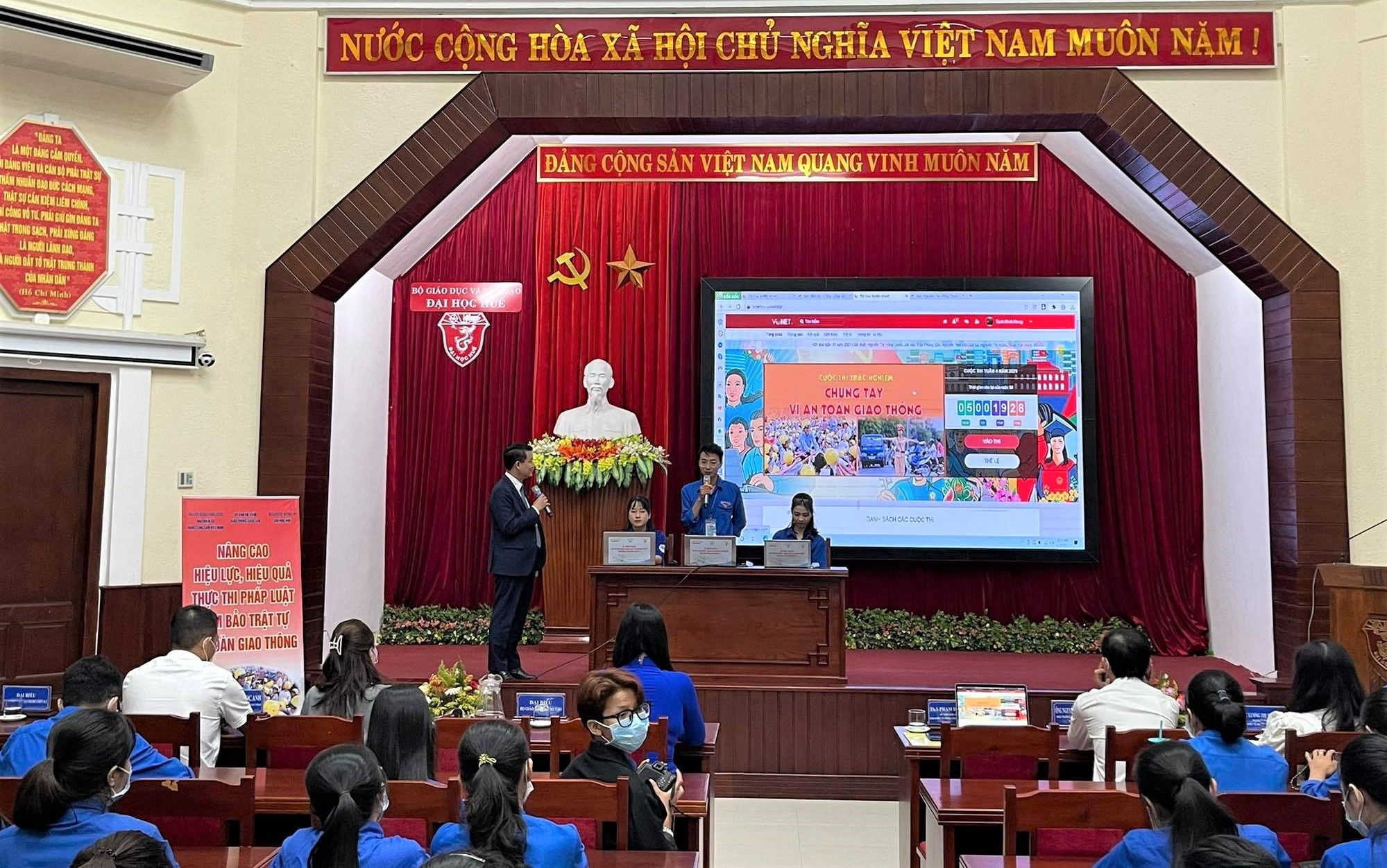 Sinh viên Đại học Huế tích cực tham gia thi trắc nghiệm về an toàn giao thông