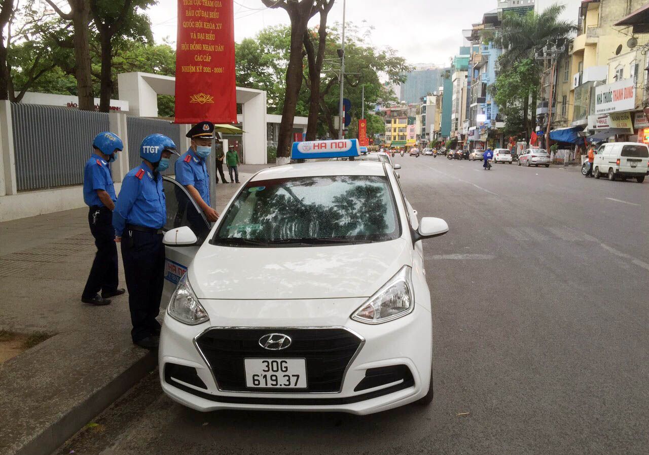 Xử phạt taxi dù “chặt chém” du khách nước ngoài