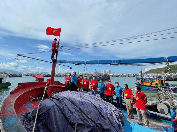 Lan tỏa Chương trình "Một triệu lá cờ Tổ quốc cùng ngư dân bám biển"