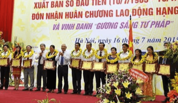 Tôn vinh “Gương sáng pháp luật”