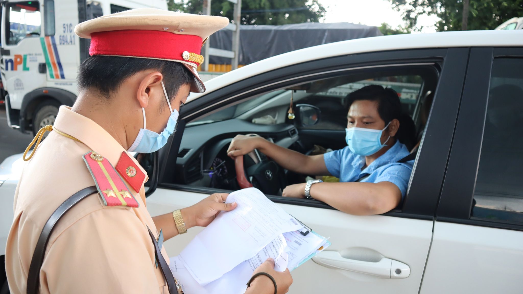 “Giấy thông hành” và những bất cập