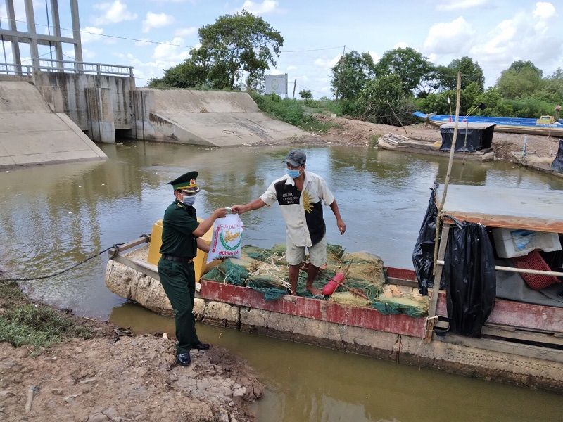 Đồn Biên phòng Vĩnh Châu tặng quà cho ngư dân có hoàn cảnh đặc biệt khó khăn