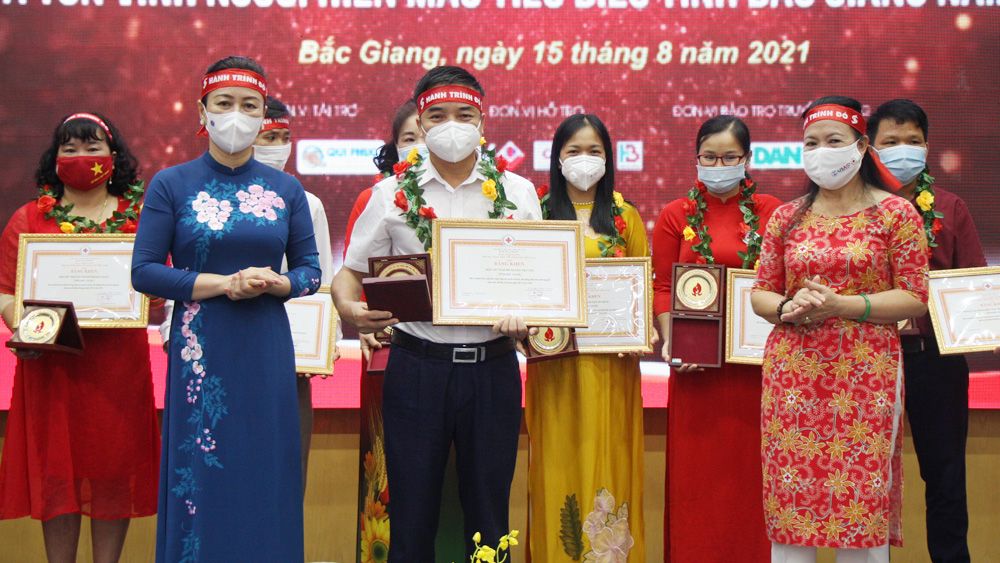 Bắc Giang: Tôn vinh 132 điển hình hiến máu tiêu biểu, phát động “Hành trình đỏ”