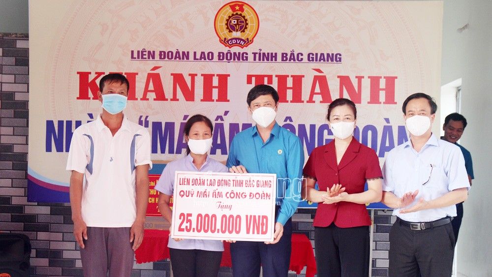 Trao nhà "Mái ấm công đoàn" cho đoàn viên khó khăn tại Tân Yên