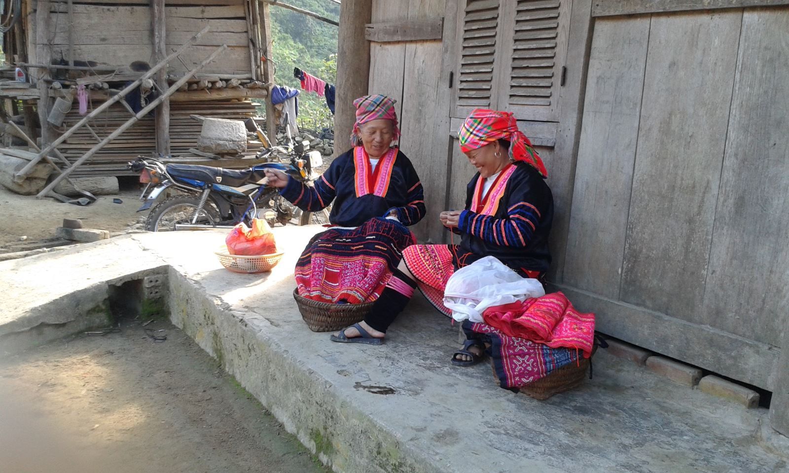 Độc đáo nghệ thuật tạo hoa văn trên trang phục truyền thống của người Mông Hoa (Điện Biên)