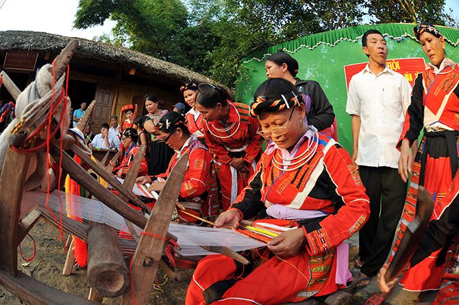 Bên khung cửi người Pà Thẻn