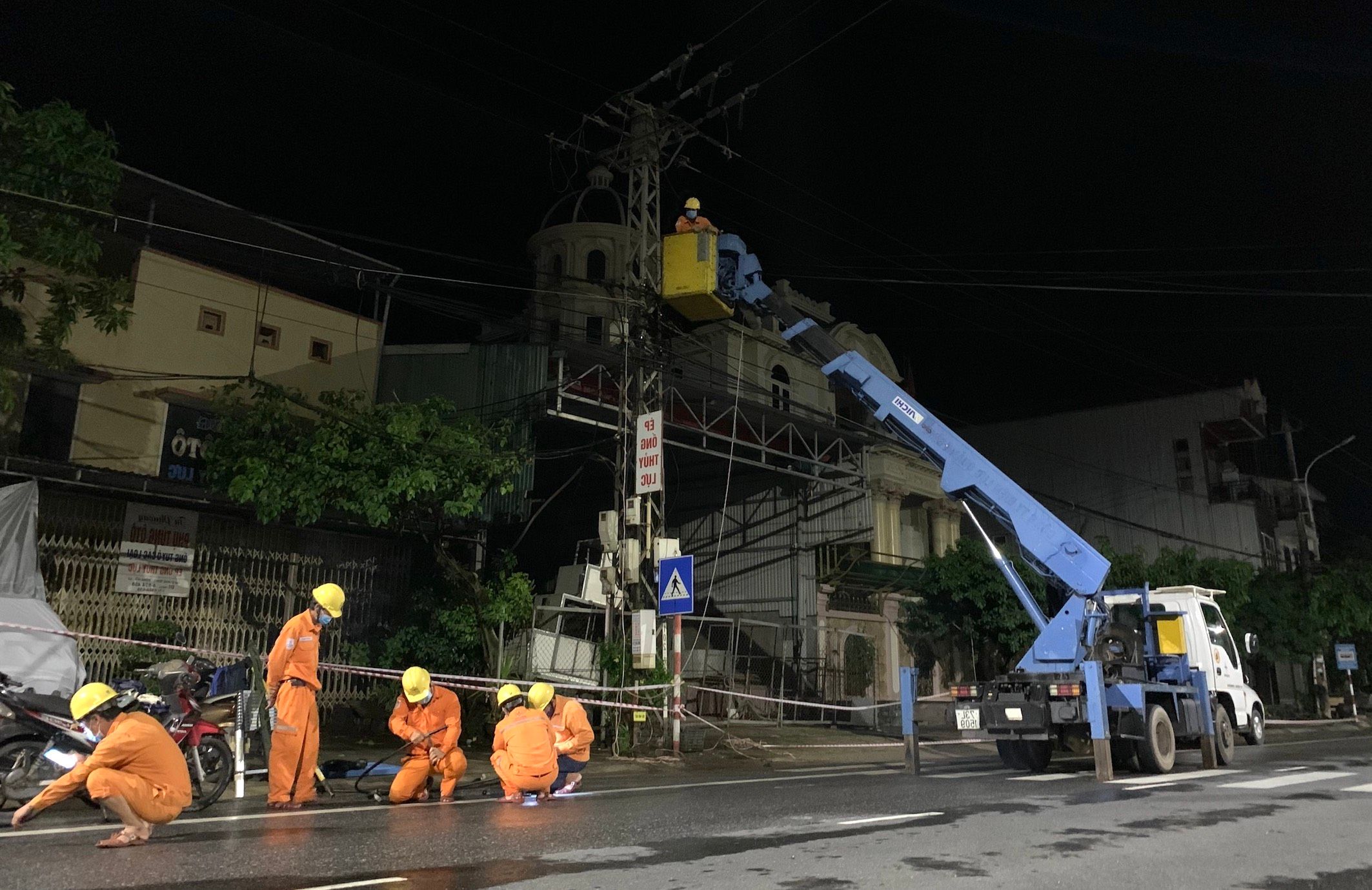 Miền Trung - Tây Nguyên khôi phục cấp điện sau bão số 5