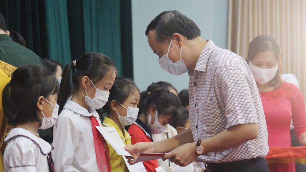 370 học sinh Bắc Giang được nhận học bổng "Vì em hiếu học"