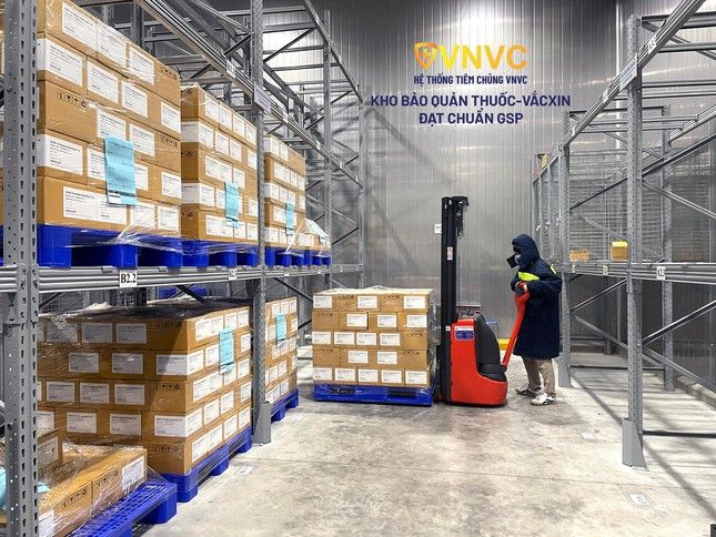 VNVC bàn giao thêm hơn 1,3 triệu liều vắc xin AstraZeneca cho Bộ Y tế