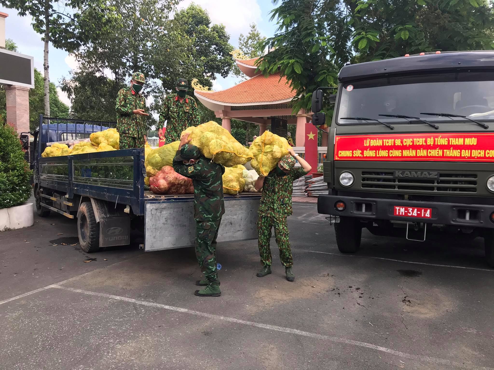 Lữ đoàn Tác chiến điện tử 98 chia sẻ khó khăn với nhân dân vùng dịch