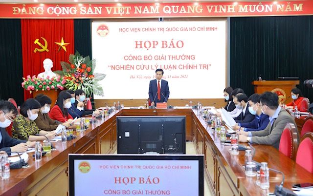 Tôn vinh các nhà khoa học có nhiều đóng góp trong nghiên cứu lý luận chính trị 