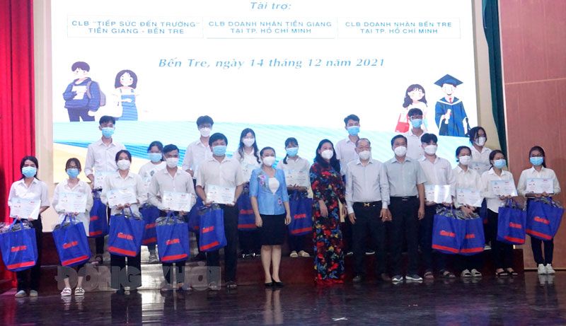 Trao học bổng cho sinh viên Bến Tre và Tiền Giang