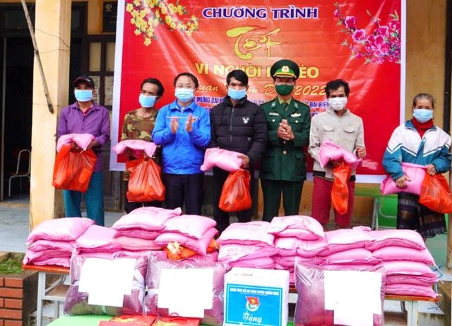 Đoàn thanh niên NHCSXH huyện Quảng Ninh tham gia tặng quà Tết cho cho người nghèo