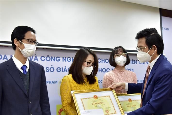 Trao giải thưởng Khoa học và công nghệ cho giảng viên trẻ và sinh viên 