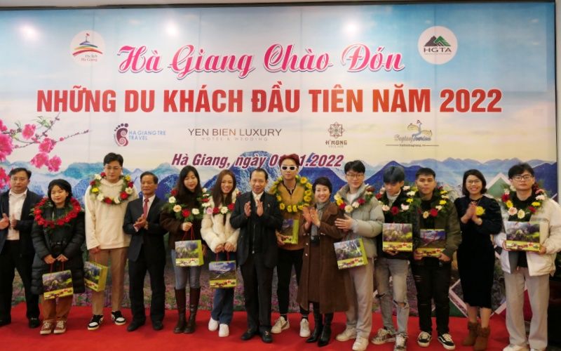 Hà Giang đón những du khách đầu tiên trong ngày đầu năm mới