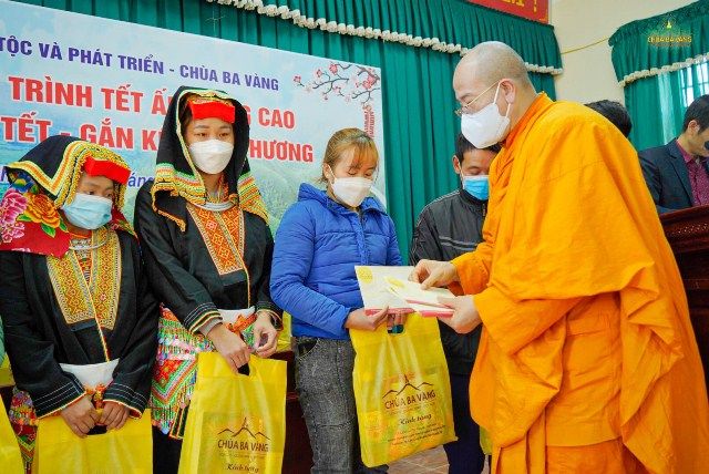 Trao 1000 suất quà Tết – Gắn kết yêu thương cho các gia đình và trẻ em nghèo vượt khó