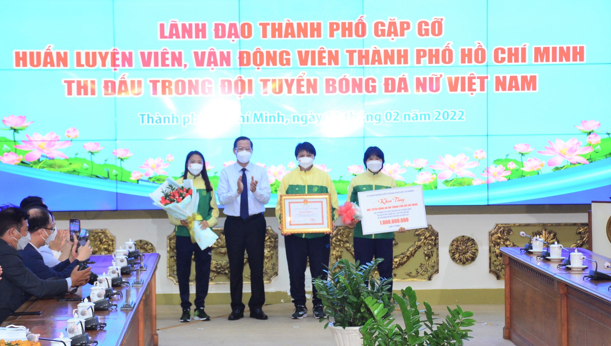 Lãnh đạo TP. HCM gặp gỡ, khen thưởng thành viên đội tuyển bóng đá nữ Việt Nam