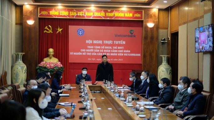 Trao tặng hơn 12 nghìn sổ BHXH, thẻ BHYT cho người dân có hoàn cảnh khó khăn