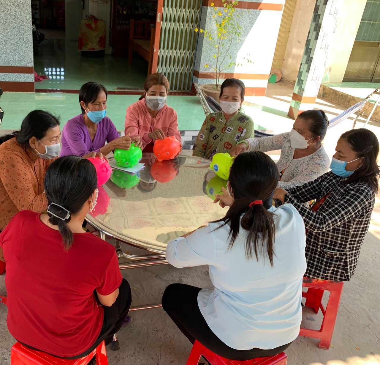 Hiệu quả từ mô hình “nuôi heo đất tiết kiệm tham gia BHXH tự nguyện” ở Trà Vinh