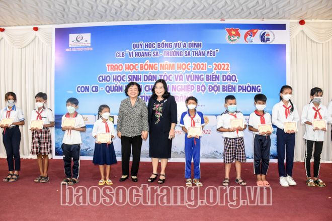 Trao 110 suất học bổng cho các em học sinh dân tộc, vùng biển, đảo