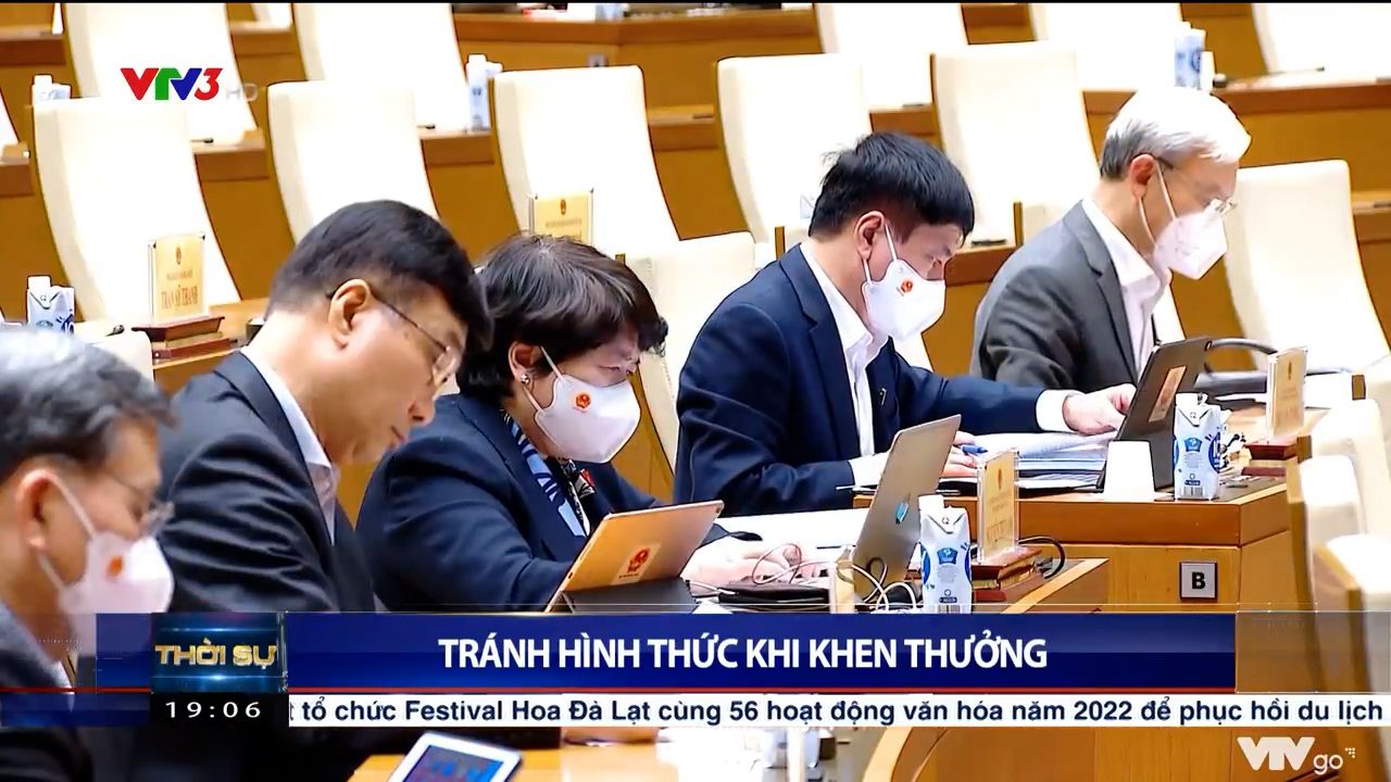 Tránh hình thức khi khen thưởng