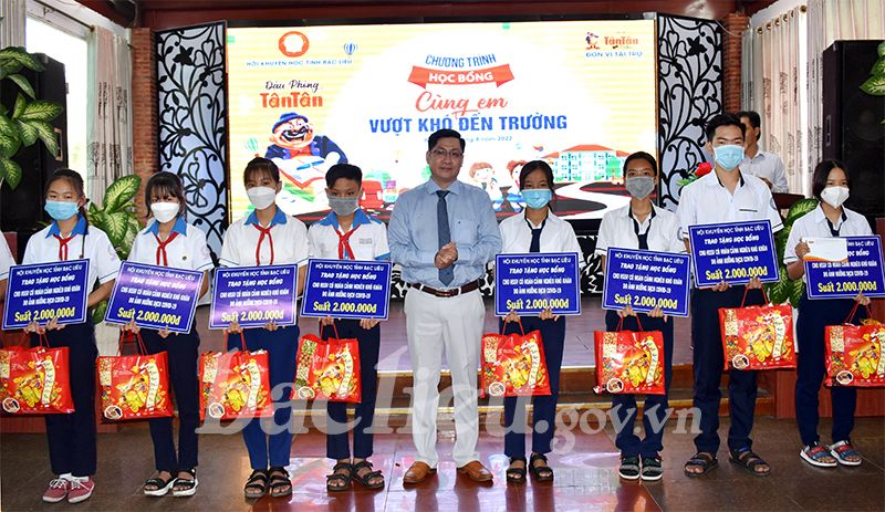 “Cùng em vượt khó đến trường”