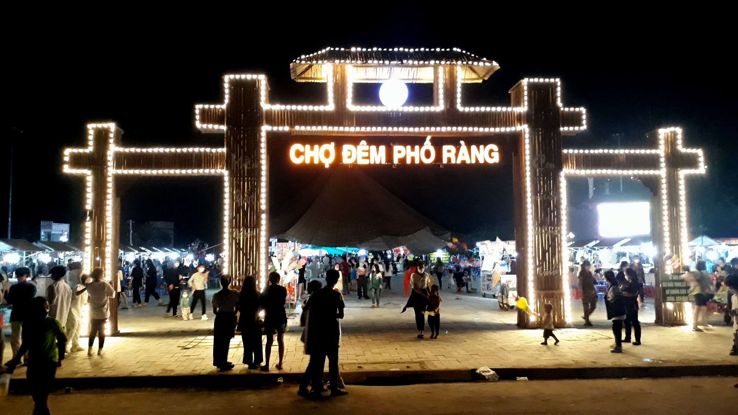 Khám phá chợ đêm phố Ràng​