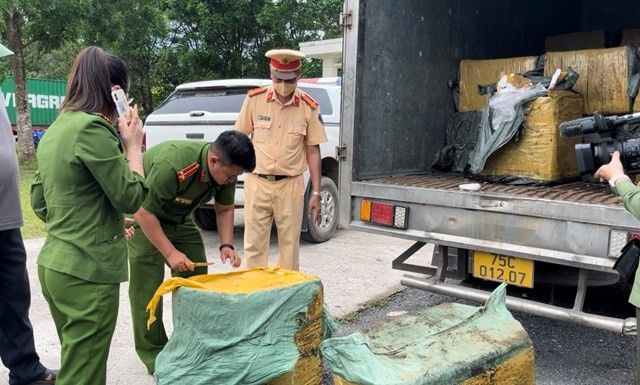 Lập hồ sơ xử lý xe ô tô tải vận chuyển lượng lớn nội tạng động vật không rõ nguồn gốc