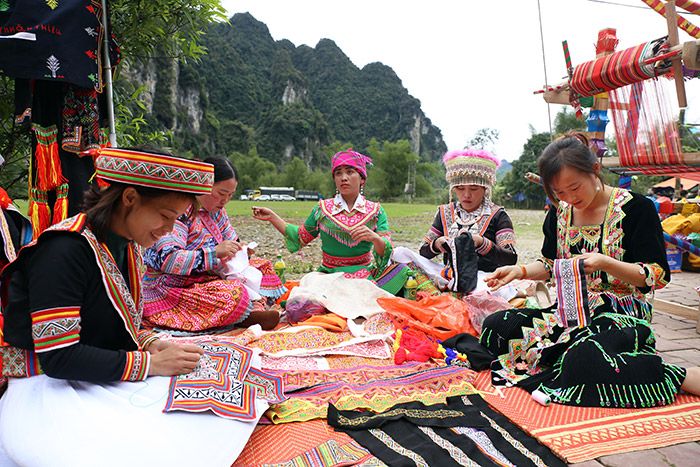 Sắc mầu thổ cẩm Lâm Bình