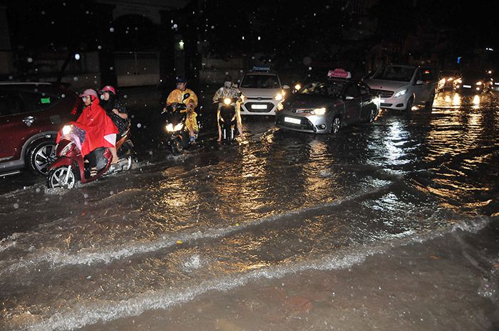 Mưa lớn khiến nhiều tuyến phố Hà Nội ngập sâu